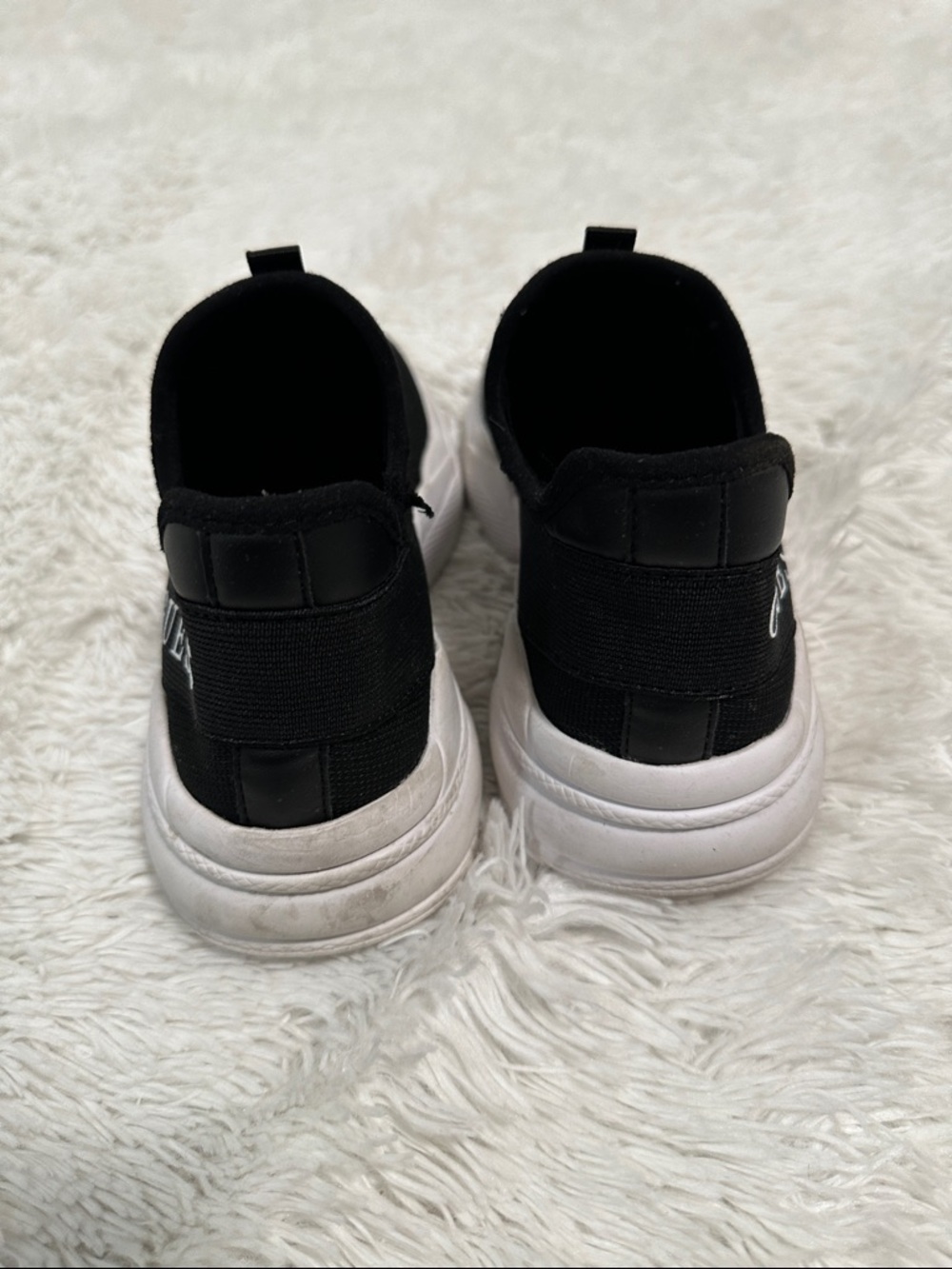 👛 Guess Slip On Sneakers - Picture 3 of 6